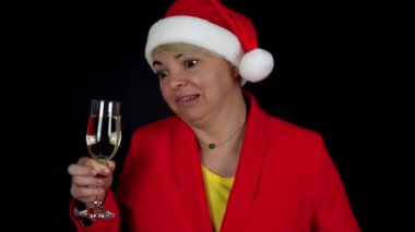 Yeni yıl temalı kostümlü, bir bardak şampanyalı, sarışın ve komik kadınlar..