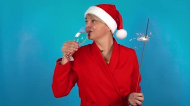 Mutlu gülümseyen kadınlar, arka planda bengal ateşi sallıyor. Yeni yıl temalı kostümlü, bir bardak şampanyalı, sarışın ve komik kadınlar..