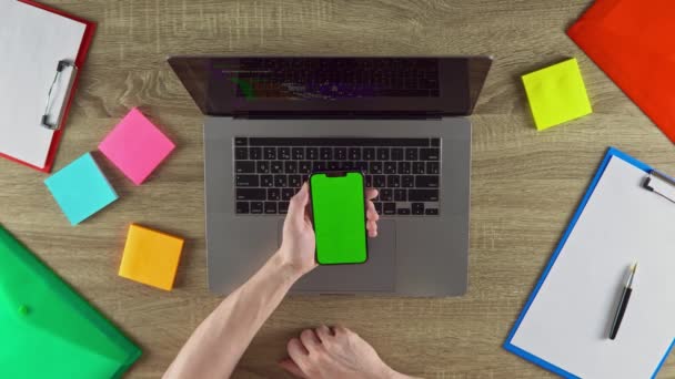 这名男子正在翻阅绿屏造型的概念 配备笔记本电脑 文件和彩色贴纸的现代工作场所 — 图库视频影像