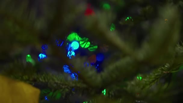 Las Ramas Del Árbol Navidad Con Bokeh Cerca Los Regalos — Vídeo de stock