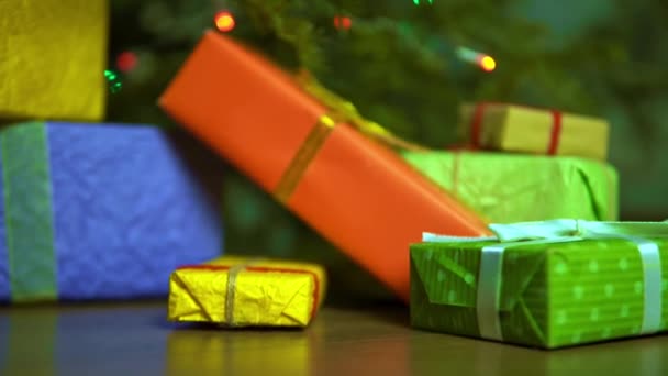 Las Ramas Del Árbol Navidad Con Bokeh Montón Regalos Cerca — Vídeo de stock