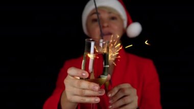 Bir kadeh şampanyayla neşeli yetişkin kadınlar. Yeni yıl temalı kostümlü, bir bardak şampanyalı, sarışın ve komik kadınlar..