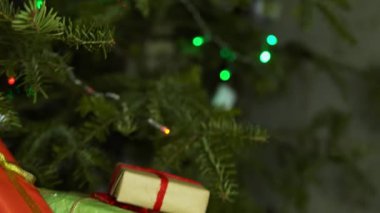 Yeni yıl için renkli hediye paketleri olan yığın kapanıyor..