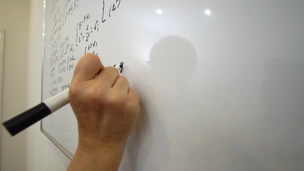 Dorosła Blondynka Nauczyciel Matematyki Wyjaśnia Uczniom Materiał Tablicy Lekcja Nowoczesnym — Wideo stockowe