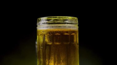 Köpüklü nefis bira. Adam hafif birayı biranın içine boşaltıyor.. 