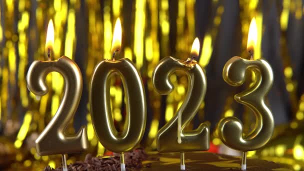 Quema 2023 Número Velas Oro Pastel Chocolate Celebración Del Año — Vídeo de stock