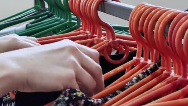 Девушка Выбирает Нижнее Белье Магазине Одежда Пластиковых Вешалках Высококачественные Кадры — стоковое видео