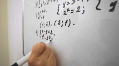 Matematik denklemini beyaz tahtada çözüyorum. Matematik dersleri, eğitim konsepti. Denklem kapatılıyor.