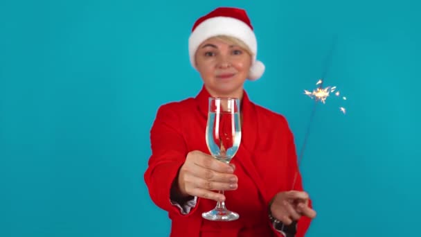 シャンパンのガラスと大人の喜びの女性 テーマの新年の衣装でブロンドの大人面白い女性シャンパンのガラス — ストック動画