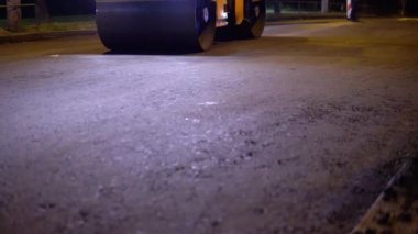 Ukrayna 'nın yeniden inşası. Asfalt düzeliyor. Şehrin yeniden inşası. Yeni yollar açıyorum. Asfalt döşeme. Yol tamiri. Asfalt yuvarlanıyor. 