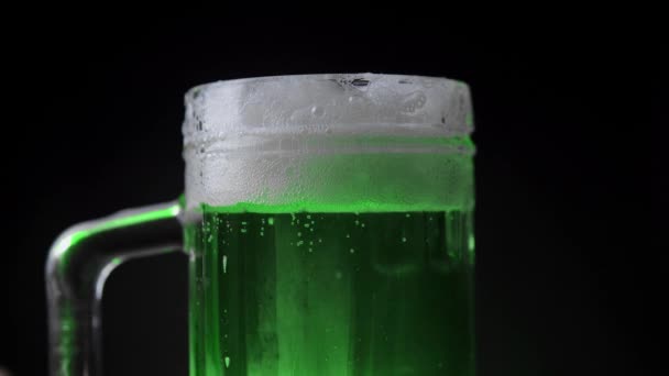 Cerveza Verde Con Espuma Burbujas Pinta Celebración Del Día San — Vídeo de stock