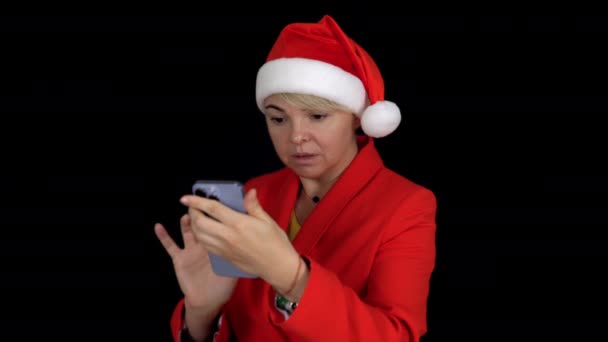 身着圣诞老人服装的女人正在阅读圣诞祝福 — 图库视频影像