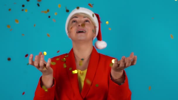 Nieuwjaarskoekje Met Confetti Verrast Vrouw Observeert Hoe Goud Knutsel Van — Stockvideo