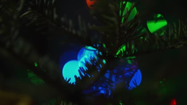 Kerstboom Takken Met Bokeh Close Cadeaus Onder Dennenboom — Stockvideo