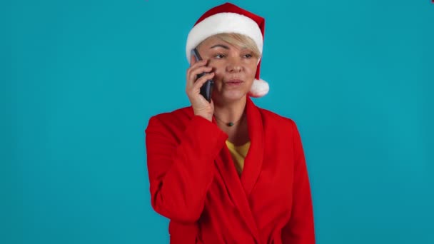 Mulher Traje Papai Noel Está Ouvindo Cumprimentos Natal Fundo Azul — Vídeo de Stock