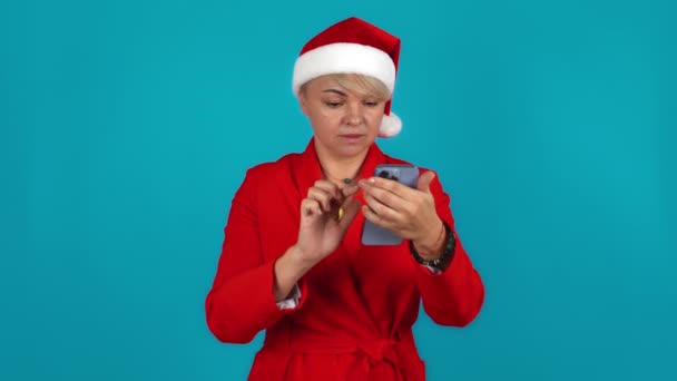 Mujer Está Leyendo Saludos Año Nuevo — Vídeo de stock