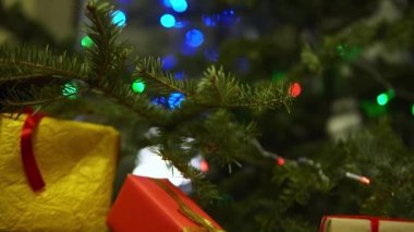 Arkaplanda bokeh olan renkli hediyeler.