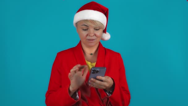 Жінка Читає Привітання Новий Рік — стокове відео