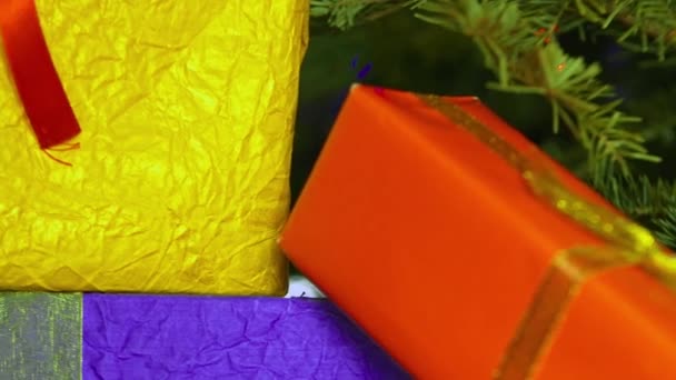 カラフルなプレゼントとボケを背景にクローズアップ — ストック動画