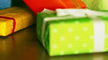 Renkli hediye paketleriyle dolu yığın. 