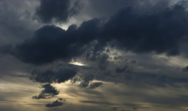 Pôr do sol nublado no Mar Báltico — Fotografia de Stock