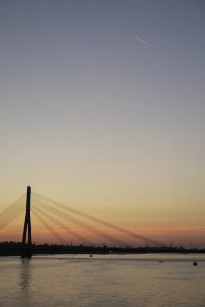 Geceleri köprü. Riga, Letonya — Stok fotoğraf