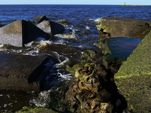 Klares Meerwasser und die großen Steine — Stockfoto