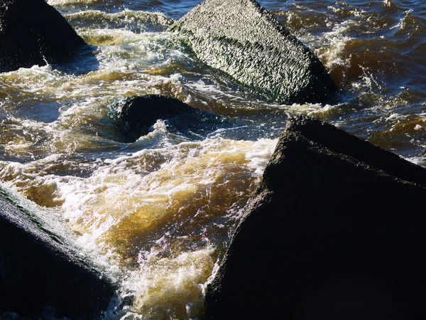 Чистая морская вода и большие камни — стоковое фото