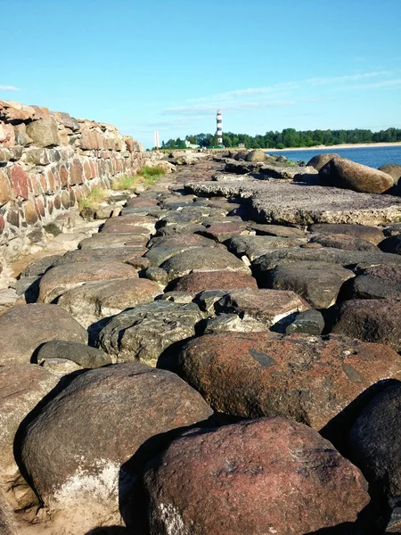 Weg van de steen ruïnes naar de zee — Stockfoto