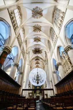 BREDA - 14 Aralık 2021 'de Breda, Hollanda' da Grote Kerk 'ün görüntüsü. COVID-19 kısıtlamaları nedeniyle Hollanda 'da çok az ziyaretçi kabul edilmektedir.. 