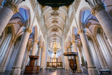 BREDA - 14 Aralık 2021 'de Breda, Hollanda' da Grote Kerk 'ün görüntüsü. COVID-19 kısıtlamaları nedeniyle Hollanda 'da çok az ziyaretçi kabul edilmektedir.. 