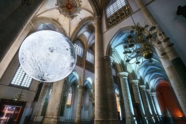 BREDA - 14 Aralık 2021 'de Breda, Hollanda' da Grote Kerk 'ün görüntüsü. COVID-19 kısıtlamaları nedeniyle Hollanda 'da çok az ziyaretçi kabul edilmektedir.. 