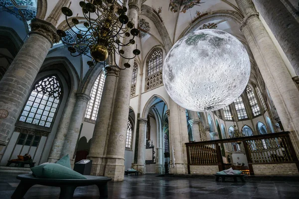 BREDA - 14 Aralık 2021 'de Breda, Hollanda' da Grote Kerk 'ün görüntüsü. COVID-19 kısıtlamaları nedeniyle Hollanda 'da çok az ziyaretçi kabul edilmektedir.. 