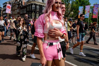 Amsterdam Gurur Yürüyüşü ile 30 Temmuz 2022 'de Amsterdam, Hollanda' da başladı. Bu yıllık etkinliğin amacı özgürlük ve çeşitliliği kutlamak..