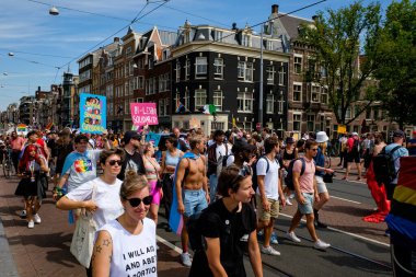 Amsterdam Gurur Yürüyüşü ile 30 Temmuz 2022 'de Amsterdam, Hollanda' da başladı. Bu yıllık etkinliğin amacı özgürlük ve çeşitliliği kutlamak..
