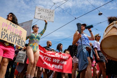 Amsterdam Gurur Yürüyüşü ile 30 Temmuz 2022 'de Amsterdam, Hollanda' da başladı. Bu yıllık etkinliğin amacı özgürlük ve çeşitliliği kutlamak..