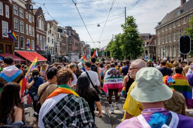 Amsterdam Gurur Yürüyüşü ile 30 Temmuz 2022 'de Amsterdam, Hollanda' da başladı. Bu yıllık etkinliğin amacı özgürlük ve çeşitliliği kutlamak..