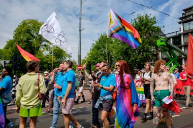 Amsterdam Gurur Yürüyüşü ile 30 Temmuz 2022 'de Amsterdam, Hollanda' da başladı. Bu yıllık etkinliğin amacı özgürlük ve çeşitliliği kutlamak..