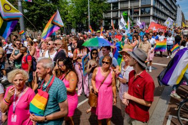 Amsterdam Gurur Yürüyüşü ile 30 Temmuz 2022 'de Amsterdam, Hollanda' da başladı. Bu yıllık etkinliğin amacı özgürlük ve çeşitliliği kutlamak..