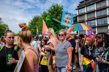 Amsterdam Gurur Yürüyüşü ile 30 Temmuz 2022 'de Amsterdam, Hollanda' da başladı. Bu yıllık etkinliğin amacı özgürlük ve çeşitliliği kutlamak..