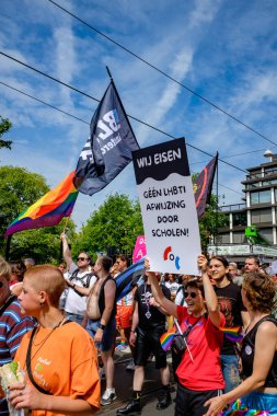 Amsterdam Gurur Yürüyüşü ile 30 Temmuz 2022 'de Amsterdam, Hollanda' da başladı. Bu yıllık etkinliğin amacı özgürlük ve çeşitliliği kutlamak..