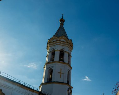 Kungur 'daki Aziz Niklas Tapınağı' nın kubbesi bulutlu gökyüzünün arka planına karşı.