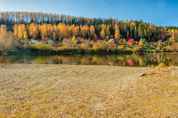 Une vue pittoresque de la rive de la Sylva par un jour d'automne lumineux. — Photo