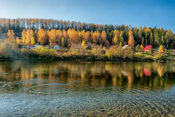 Uma vista pitoresca da margem do rio Sylva em um dia brilhante de outono. — Fotografia de Stock