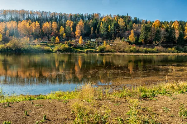 Parlak bir sonbahar gününde Sylva Nehri kıyısından güzel bir manzara..