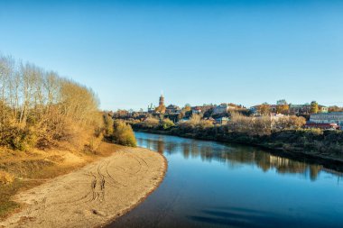 Sonbaharda Sylva nehrinin manzarası. Fotoğraf: Kurgur, Perma Bölgesi, Rusya.