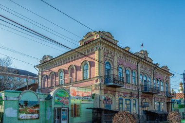 Kungur 'un merkezinde iki katlı eski bir taş bina. Fotoğraf: Kurgur, Perma Bölgesi, Rusya.