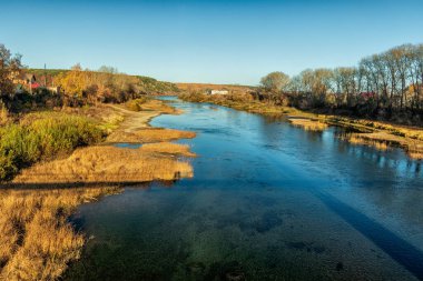 Sylva Nehri 'nin kıyılarının resimli bir manzarası. Fotoğraf: Kurgur, Perma Bölgesi, Rusya.
