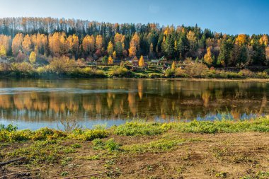 Parlak bir sonbahar gününde Sylva Nehri 'nin kıyısından güzel bir manzara. Fotoğraf Filippovka köyünde çekildi, Kurgursky Bölgesi, Perm Bölgesi, Rusya.
