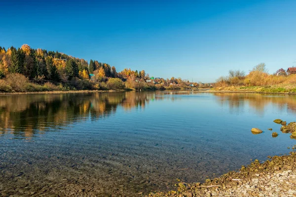 Parlak bir sonbahar gününde Sylva Nehri 'nin kıyısından güzel bir manzara. Fotoğraf Filippovka köyünde çekildi, Kurgursky Bölgesi, Perm Bölgesi, Rusya.